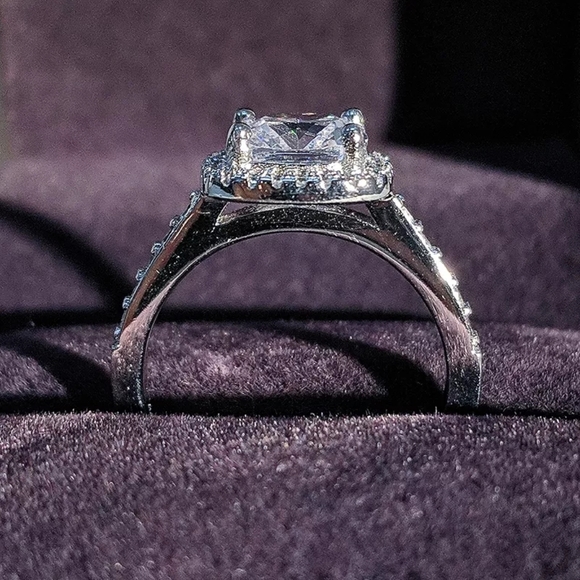 Gorgeous Engagement Set of Rings - Picture 5 of 8